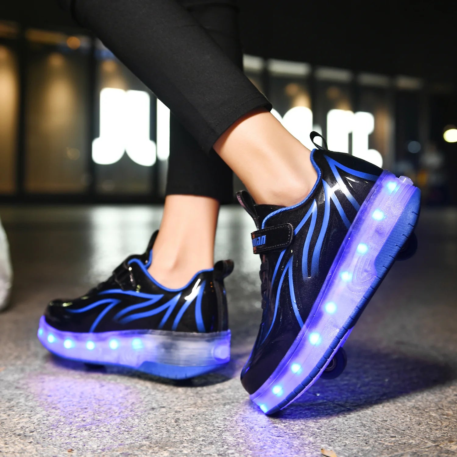 Kids Roller Skates LED Light Up Shoes 2 Wheel Skate Sneaker T8777
