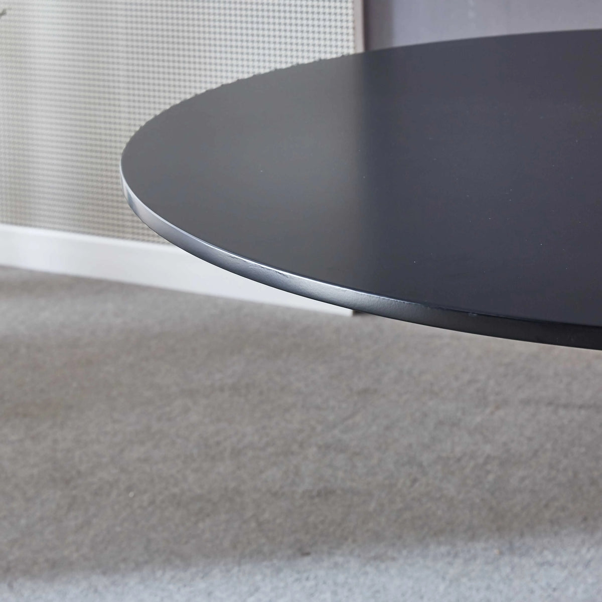 White Round Pedestal Dining Table E98080