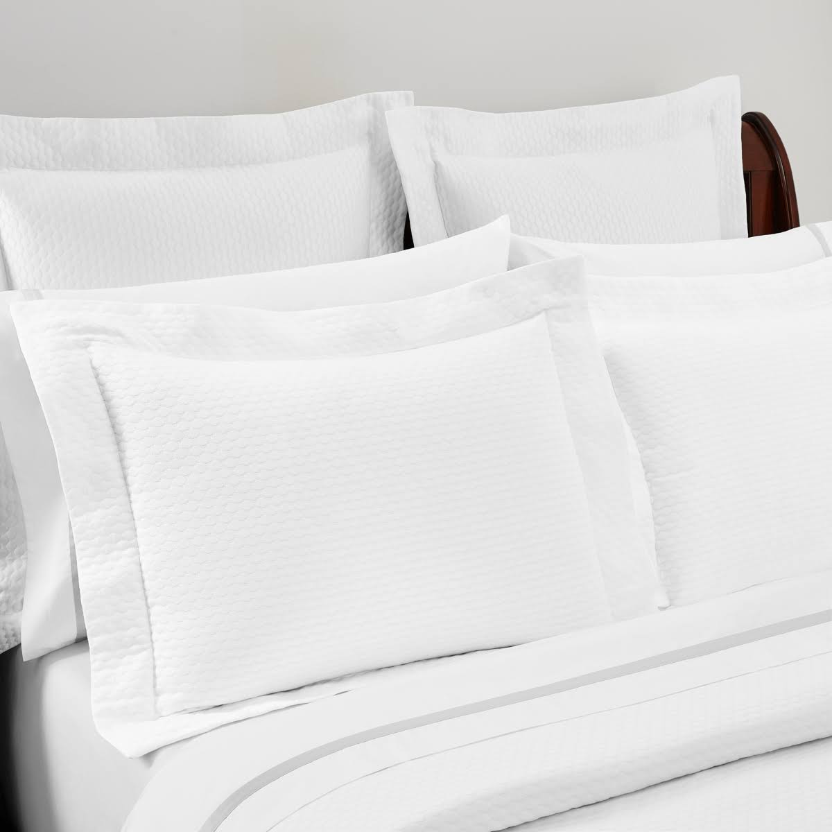 Ivory Full/Queen Coverlet E24507